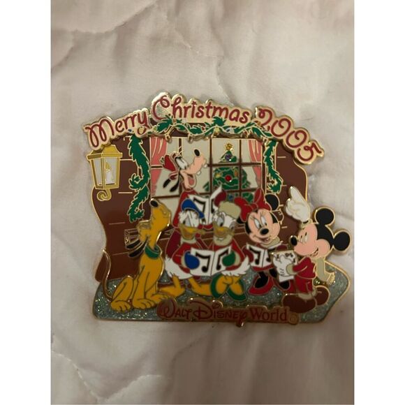 Official Disney Pin Merry Christmas 2005 Jumbo Mickey Caroling LE 1000 - Picture 1 of 3
